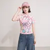 Camiseta corta de verano para niña, color rosa a cuadros, manga corta plisada estilo Miyake, con estampado de conejo de dibujos animados, cuello semi-alto, corte ajustado