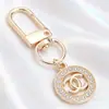 Lujo Ligero Chapado en Oro Full Diamante Charm Hebilla en Forma de D Colgante Hueco en Forma de Corazón Accesorios para Bolsos Llaves Fábrica Stock Mayorista