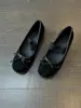 Novas sapatilhas Mary Jane de camurça com sola macia e design de laço, perfeitas para o outono, apresentando salto baixo e estilo de tira elástica retrô para 2026