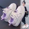 Tenis para niñas, nuevo estilo primavera y otoño 2026, zapatos de entrenamiento para estudiantes, suela ligera y suave, zapatillas para correr para niños medianos y grandes.
