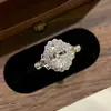 Anillo brillante con forma de ramo de diamantes con una piedra ovalada grande, diseño de nicho de lujo ligero para mujer, sensación de alta gama, estilo Ins, anillo abierto ajustable