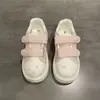 Zapatillas bonitas de estilo coreano con lunares, bonitos cierres de velcro, suela gruesa para niñas, nuevos mocasines blancos versátiles de otoño 2026