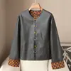 Ropa de Moda en Pequeña Cantidad Primavera 2026 Nuevo Estilo Versátil Cuello Redondo Estilo Chino Chaqueta de Cuero PU Reversible Nuevo Abrigo Estilo Chino para Mujer