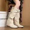 Fivela de cinto estilo retrô, ousada, botas de montaria de bico quadrado, botas longas, coleção outono/inverno 2026, efeito emagrecedor, botas de salto alto da moda para mulheres