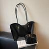 Bolsa Feminina Tote Bag 2025 Nova Tendência Casual Superfície Macia Para o Trabalho Grande Capacidade Estilo Couro Patente Mais Fácil de Combinar Bolsa de Ombro