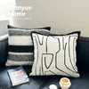 Sofá moderno minimalista con cojines estilo ins en blanco y negro, patrón de cebra de lujo ligero, adecuado para sala de estar, mesita de noche y casa de huéspedes, funda de almohada vintage para ventanal