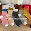 Meias listradas de cor contrastante femininas para outono e inverno de comprimento médio cano médio estilo coreano celebridade da internet ins moda de rua meias de algodão versáteis meias esportivas