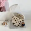 Nova bolsa de balde em camurça, estilo coreano, design de nicho, grande capacidade, para o dia a dia, com padrão de poá patchwork e alça de ombro.