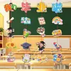Ceremonia de Graduación Aula de Clase Diseño de Aula Jardín de Infancia Escuela Primaria Fondo de Pared con Bandera y Flores Escena Atmósfera Decoración Diseño