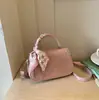 Nuevos bolsos pequeños de moda para mujer este año, bolsos cuadrados de mano a la moda, versátiles bolsos cruzados para hombro y cuerpo a través de la frontera