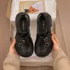 Zapatos de cuero para mujer estilo británico, modernos, cómodos y versátiles, colección primavera 2026, con suela gruesa, tacón grueso y un diseño simple y casual de mocasín.