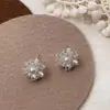 Brincos Minimalistas Únicos e Sofisticados com um Toque de Luxo Leve, Versáteis e Modernos com Designs de Fogos de Artifício, Pérola e Flor