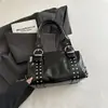 Bolsa de mão com rebites estilo coreano, bolsa de ombro, bolsa de axila para mulheres, de alta qualidade, grande capacidade, versátil para o dia a dia, bolsa de moto moderna