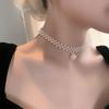 Collar corto elegante de estilo Hepburn de alta gama con cadena de clavícula sencilla, collar ligero de lujo con cuatro cuentas y colgante de perlas para mujer.