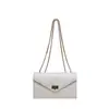 Bolso de sobre de cadena de nicho para mujer, que irradia un ambiente sofisticado y elegante. Este pequeño bolso cuadrado es una pieza de lujo ligera, perfecta para eventos nocturnos, y lo suficientemente versátil como para llevarlo al hombro o cruzado, lo que lo convierte en un accesorio de moda moderno.