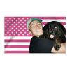 Bandera Americana de Temu Amazon Transfronteriza Fondo Rosa Estrella Europea y Americana Celebridad de Internet Sosteniendo Perro Modelo Masculino Campaña de Apoyo Bandera