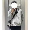 Sudadera americana de estilo otoñal para hombre con estampado floral gris, con doble cremallera, un diseño elegante, tela pesada y estructurada, y un estilo de prenda exterior de corte limpio y sin capucha.