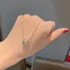 Collar de Acero Titanio Electrochapado en Oro Real de 18 Quilates, Exquisito de Gama Alta, Cintura Delgada, Diseño de Lujo Accesible de Nicho para Mujer, Colgante de Aliento de Bebé