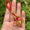 Una Familia de Tres Llaveros de Latón de la Suerte con Artesanía Tradicional, Colgante Dorado Arena, Adorno Hecho a Mano, Pequeño Regalo