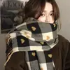 Bufanda Popular Nueva de Imitación Cachemir 2025 para Mujer, Cuadros en Forma de Corazón, Engrosada y Cálida, Adecuada para Otoño e Invierno, Bufanda de Estilo de Oficina de Alta Gama