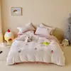 Conjunto de Roupa de Cama Espessa de Veludo Leite Outono/Inverno Infantil e Fofo Três ou Quatro Peças Desenho Animado Bordado Toalha Cobertor Quente Dormitório Estudantil