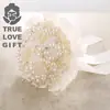 Cinta de Perlas Nupciales Atmósfera de Lujo Sosteniendo Flores en la Mano para Enviar a Amigos Regalos de Boda Fábrica de Artículos de Boda
