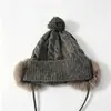 Gorro cálido de felpa para cubrir las orejas de otoño e invierno, gorro de punto trenzado estilo coreano, versátil y favorecedor, venta al por mayor
