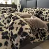 Lujoso y elegante juego de ropa de cama de cuatro piezas con pelo de conejo, estampado de leopardo y terciopelo de leche, con una funda nórdica gruesa de vellón de coral de doble cara y sábana bajera para otoño e invierno