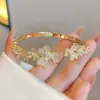 Pulseira Aberta com Zircônia de Três Flores para Mulheres, Ouro 18K, Pulseira Aberta com Zircônia Incrustada de Seis Flores e Três Folhas, Cobre Banhado a Ouro