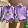 Camiseta de manga comprida para meninos, algodão puro, novo estilo primavera e outono 2026, camada interna listrada para meninos pequenos, camiseta base infantil falsa de duas peças