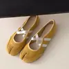 Sapatos Mary Jane com Dedos Separados Femininos 2026 Novidades de Verão Tamanho Grande Sapatilhas de Fundo Plano Sapatos Femininos Slip-on Casco de Porco