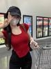 Camiseta roja de manga corta irregular con cuello en U para mujer, estilo coreano, estilo puro deseo de verano, dobladillo corto, corte entallado.