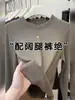Camiseta básica feminina cinza floral de gola redonda e manga longa, nova coleção outono 2026, corte justo, estilosa e versátil para usar em camadas ou sozinha.