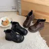 Botas Curtas Quentes Forradas com Lã Estilo Britânico para Meninas 2026 Novidades de Inverno Botas Martin Casuais para Crianças de Meia-Idade e Mais Velhas Tendência