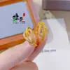 Estilo Little Red Book Oro Arena Moda Versátil Hebilla de Figura de Ocho Incrustada de Diamantes Anillo de Herradura Nuevo Diseño de Alta Gama Anillo Joyería