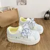 Zapatos blancos lindos y adelgazantes de suela gruesa para mujer, nuevo modelo de otoño 2026, mocasines estudiantiles resistentes al desgaste estilo campus para mujer