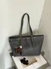 Bolsa Tote de Camurça Retro de Ombro Feminina 2026 Outono Nova Elegante Bolsa de Mão com Rebites Bolsa de Ombro Único para o Trabalho