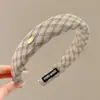 Faixa de cabeça larga de tricô minimalista e elegante estilo coreano para mulheres, novo modelo 2026, adequada para uso diário, projetada para realçar a aparência da linha do cabelo e pode ser usada como faixa de cabeça para lavar o rosto ou presilha de cabelo