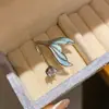 Anillo abierto de cola de pez redondo con goteo de aceite de circón lujoso y exquisito, joyería versátil de diseño de alta gama de nicho al por mayor