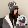 Gorro de Punto con Letra de Personalidad de Nicho Estilo Americano para Mujeres con Circunferencia de Cabeza Grande, Sombrero Pulóver de Lana de Doble Cara Adelgazante, Moderno