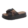Nuevas sandalias de plataforma versátiles de moda para mujer, para la playa, para el verano, para exteriores, sandalias de meter ins2026 de moda con plataforma gruesa