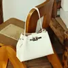 El popular bolso con cierre de este año presenta un diseño de nicho, ofreciendo una sensación de lujo ligero y alta gama.. Es un bolso de hombro versátil de gran capacidad para el día a día para mujer.