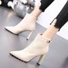 Zapatos de tacón alto puntiagudos, botas cortas de tacón grueso para mujer, otoño e invierno 2023, nuevo estilo británico con remaches, botas Martin forradas de vellón combinables, moda
