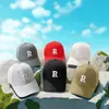 Gorra de béisbol de red fina con visera rígida para primavera y verano, gorra deportiva clásica con logo R para hombre y mujer, gorra de ocio versátil con cierre de velcro