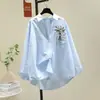 Camisa Branca de Manga Longa 100% Algodão, Estilo Literário e Fresco, Bordada com Coelho e Rabanete, Nova Coleção Primavera e Outono para Mulheres, Adequada para Estudantes