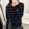 Elegante cárdigan de punto a rayas color-block retro para mujer, nueva colección otoño/invierno 2026, suéter moderno que rejuvenece