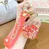 Lindo colgante de llavero de fresa brillante con infusión de aceite, decoración de llavero de juguete de dibujos animados linda y moderna para mochila, pequeño regalo