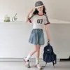 Conjunto de Verão para Meninas 2026 Novo Casual Estilo Coreano Listras Digitais Manga Curta Shorts Jeans Tendência para Crianças Mais Velhas