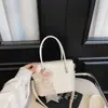 Bolso de mano tejido rosa de verano para mujer 2026 Nuevo estilo de alta gama diseño de nicho bolso de hombro para el trabajo