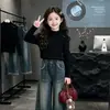 Suéter Infantil Primavera e Outono 2026 Nova Moda em Roupas Infantis, Roupa de Outono com Gola Alta para Crianças Maiores, Tricô Infantil com Gola Meio Alta